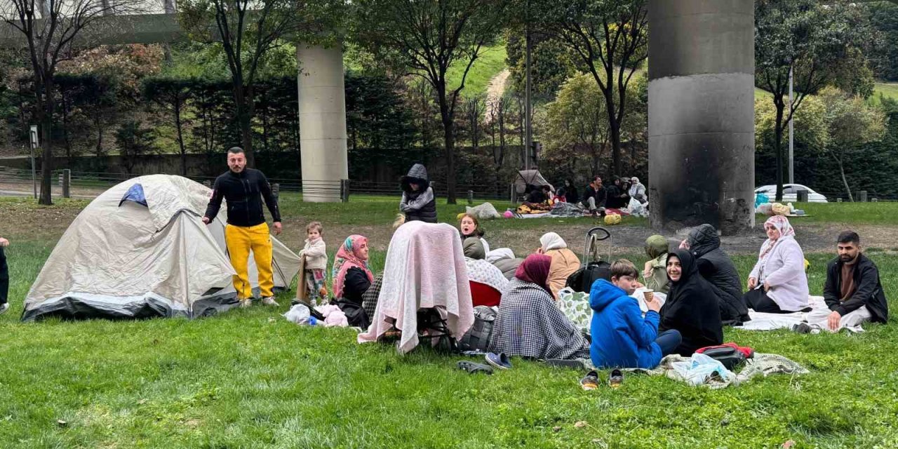 DEPREMİN ARDINDAN VATANDAŞLAR PARK VE BAHÇELERİ DOLDURDU