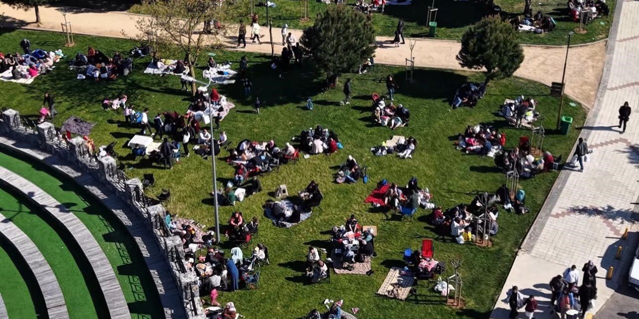 DEPREMİN ARDINDAN VATANDAŞLAR PENDİK KORUSU’NA AKIN ETTİ