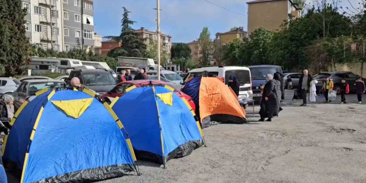 DEPREMİN ARDINDAN VATANDAŞLAR PARK VE BAHÇELERE ÇADIR KURDU