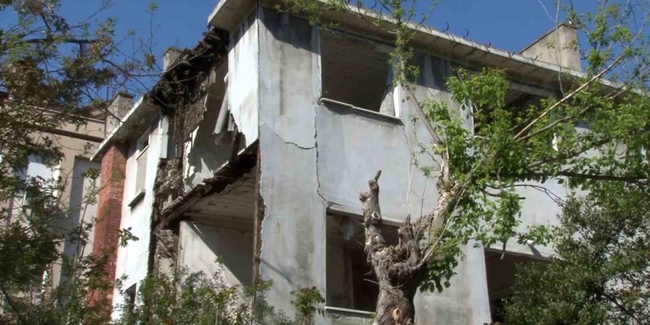 BAKIRKÖY’DE 3 KATLI METRUK BİNADA KISMİ ÇÖKME MEYDANA GELDİ