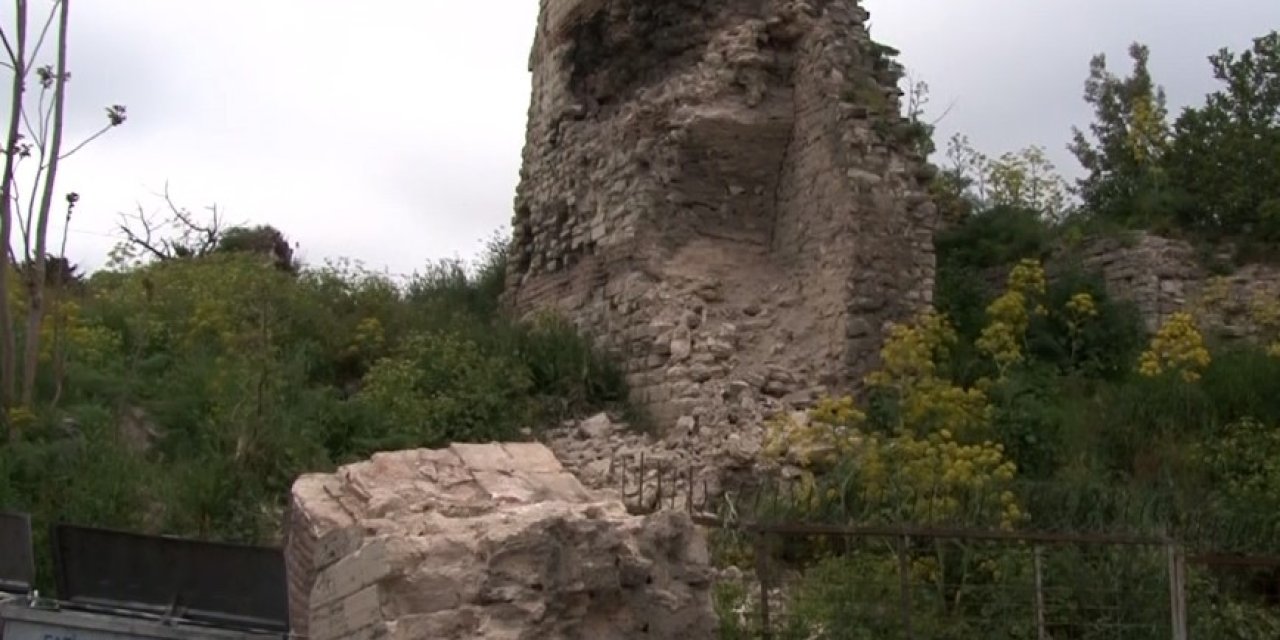 FATİH’TE DEPREM ESNASINDA SUR DUVARINDAN DEV PARÇA DÜŞTÜ: FACİADAN DÖNÜLDÜ