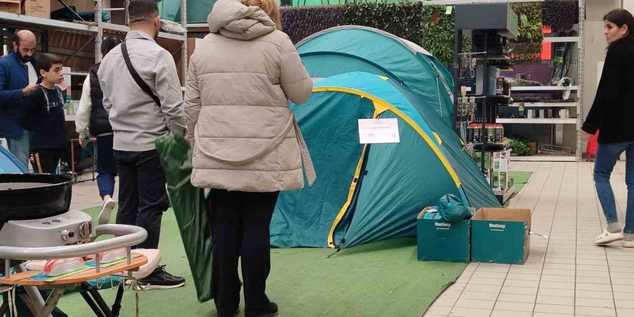 İSTANBUL’DA VATANDAŞLAR ÇADIR SATIŞ YERLERİNE AKIN ETTİ