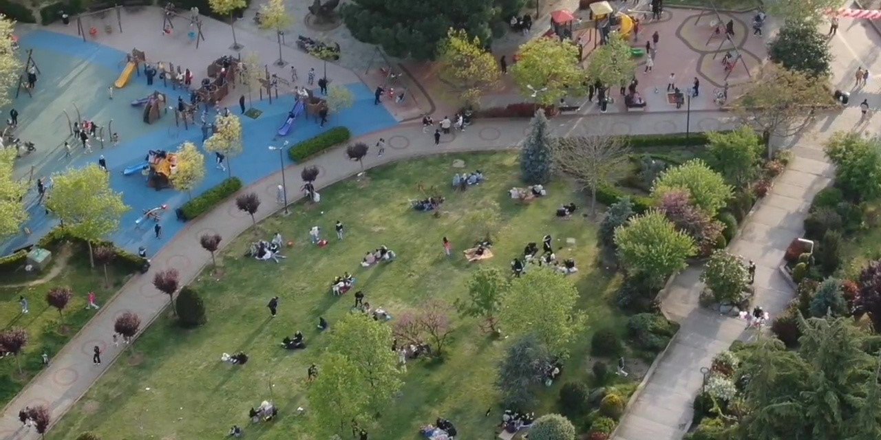 İSTANBULLULAR DEPREM SONRASI PARKLARA AKIN ETTİ