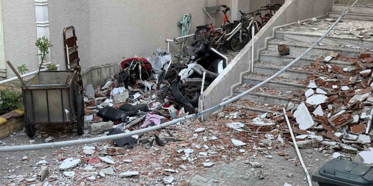 KUMBURGAZ’DA BİNA DUVARLARININ YIKILMA ANI KAMERADA