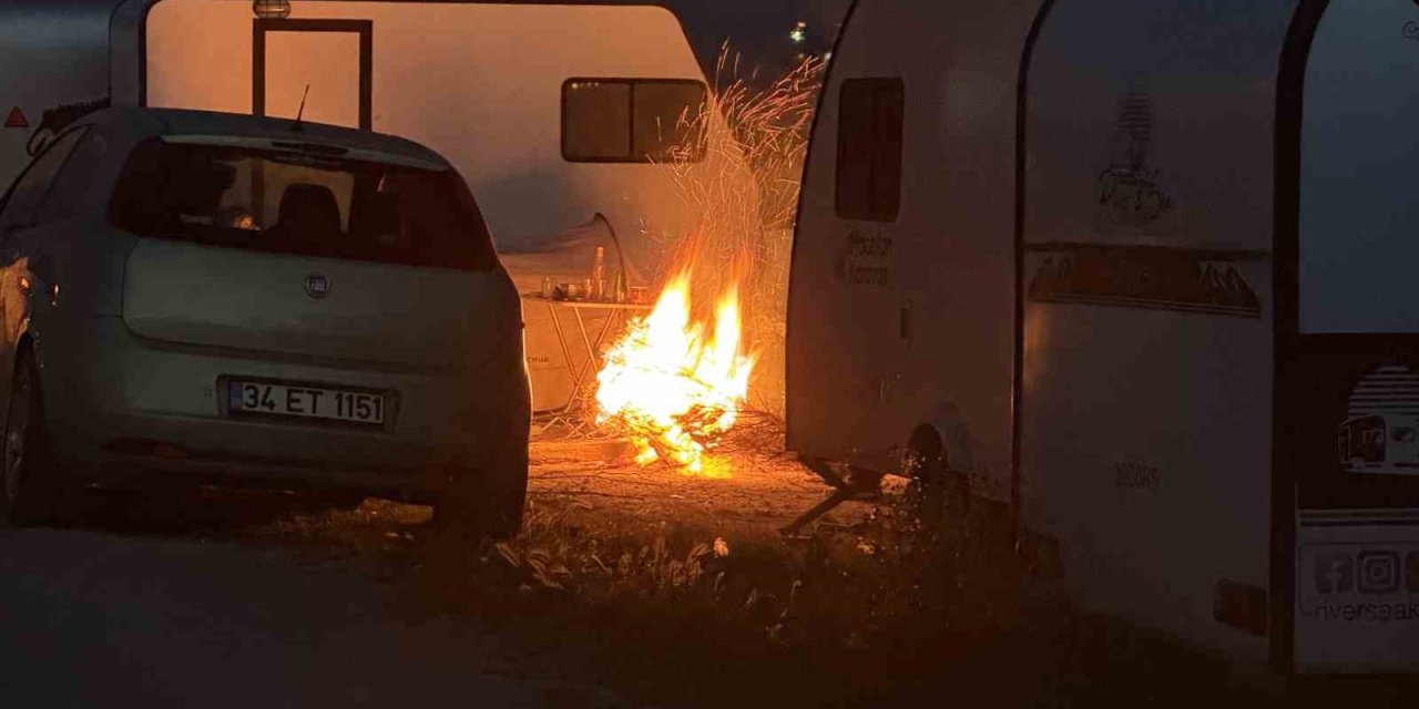 DEPREM SONRASI VATANDAŞLAR KARAVANDA VE PARKLARDA GECELİYOR