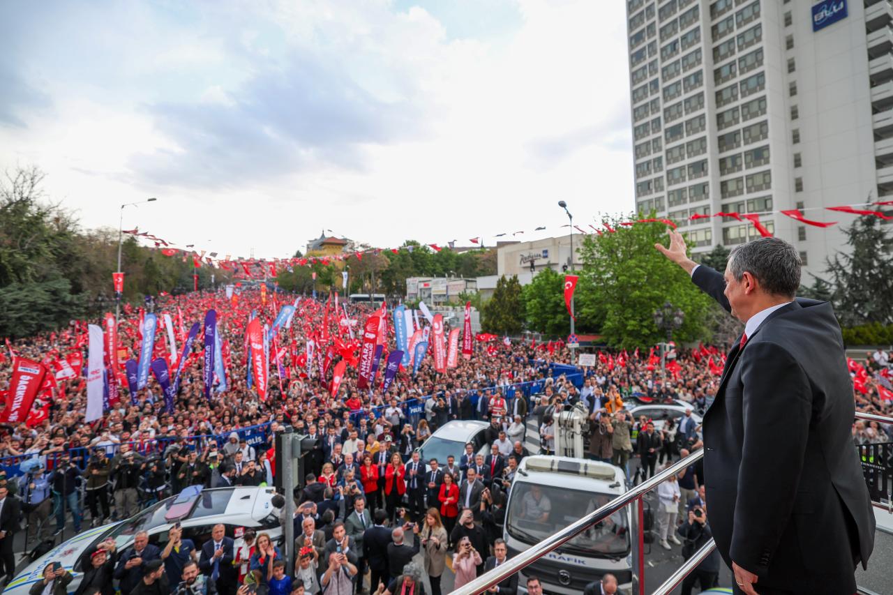 CHP Genel Başkanı Özgür Özel: “Atamızla Aramızda Barikat Kabul Etmez, Yıkar Geçeriz”