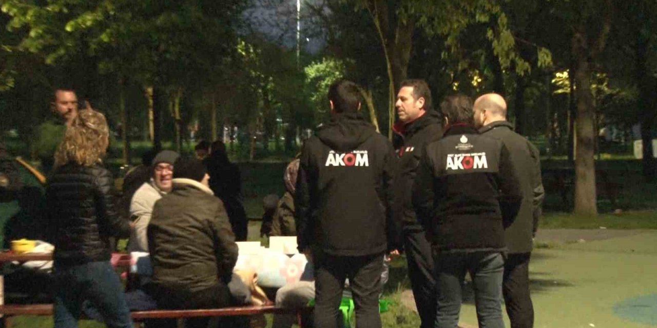 KAĞITHANE’DE GECEYİ DIŞARIDA GEÇİRMEK İSTEYEN VATANDAŞLAR ÇADIR KURDU