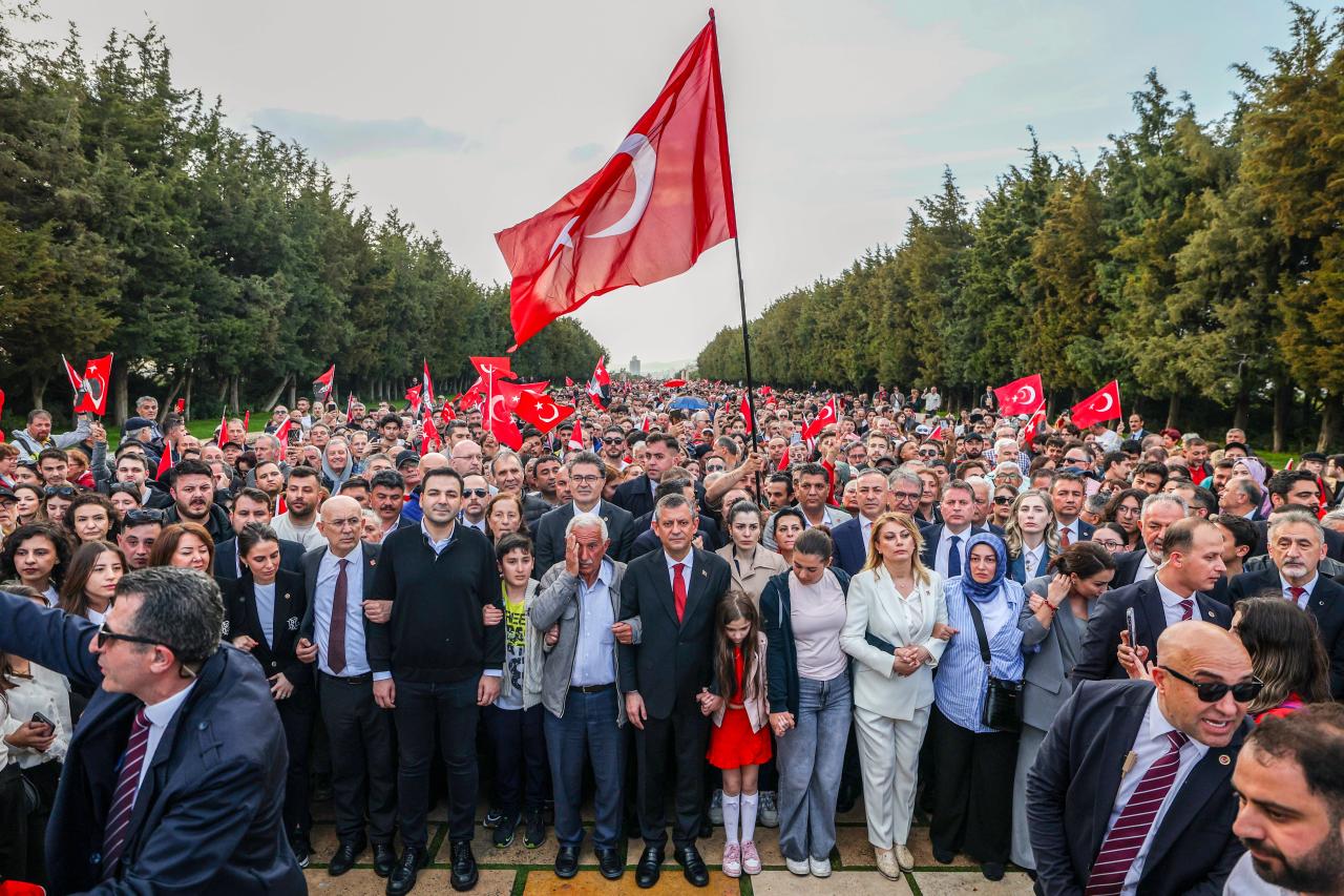 CHP Genel Başkanı Özgür Özel, Vatandaşlarla Birlikte I. Meclis Önünden Anıtkabir’e Yürüdü