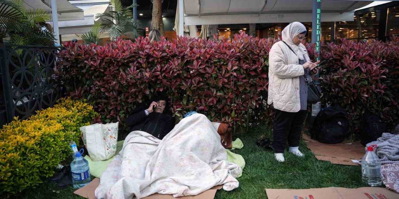 İSTANBULLULAR GECEYİ PARKTA KURDUKLARI ÇADIRLARDA GEÇİRİYOR