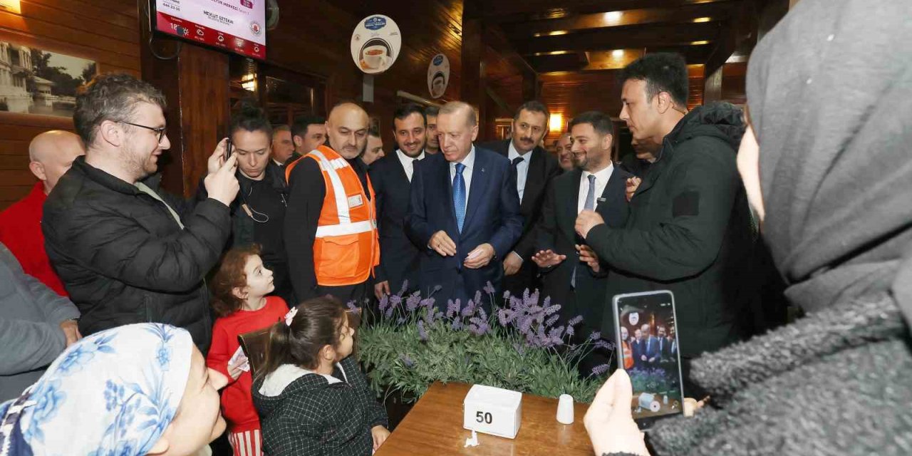 CUMHURBAŞKANI ERDOĞAN’DAN GECEYİ DIŞARDA GEÇİREN VATANDAŞLARI ZİYARET