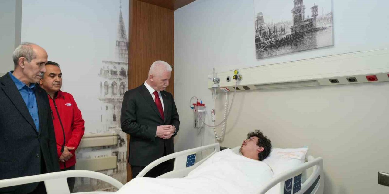 İSTANBUL VALİSİ DAVUT GÜL DEPREMDE YARALANAN VATANDAŞLARI ZİYARET ETTİ