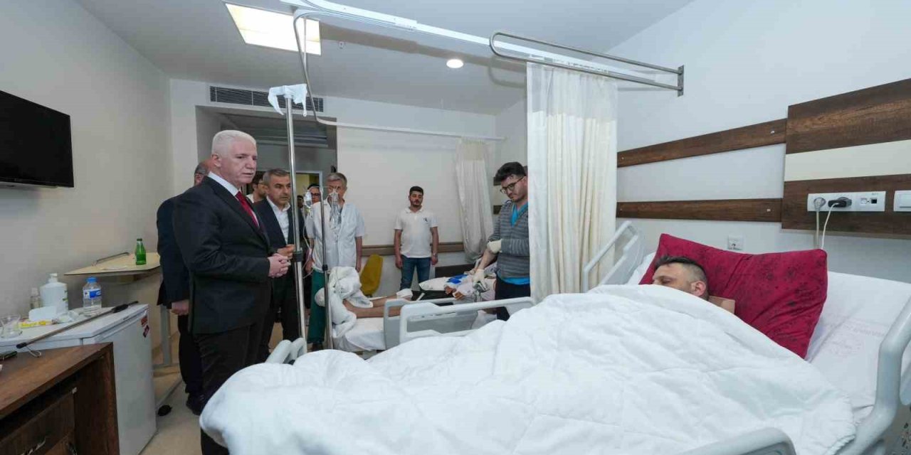 İSTANBUL VALİSİ DAVUT GÜL DEPREMDE YARALANAN VATANDAŞLARI HASTANEDE ZİYARET ETTİ