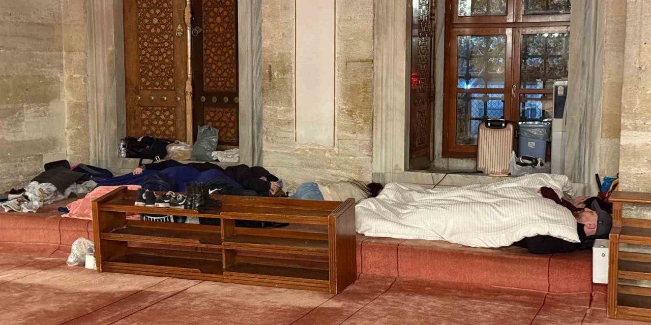 İSTANBULLULAR DEPREMİN ARDINDAN GECEYİ PARKLARA KURDUKLARI ÇADIRLARDA GEÇİRİYOR