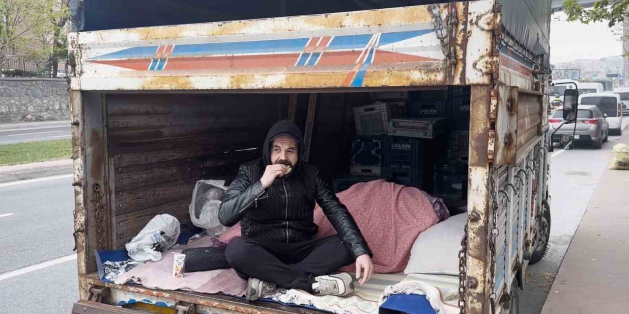 İSTANBULLULAR GECEYİ ÇADIRDA GEÇİRDİ, BİR AİLE İSE KAMYONDA KALDI