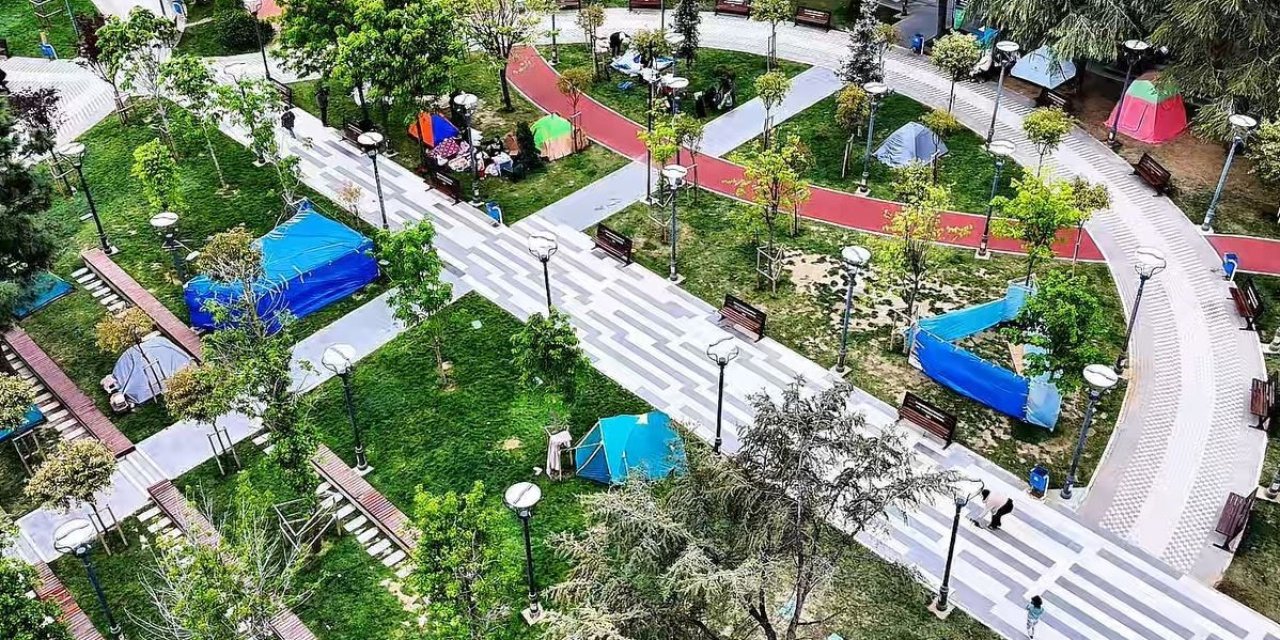 VATANDAŞLAR YENİ GÜNE PARK VE ÇADIRLARDA UYANDI