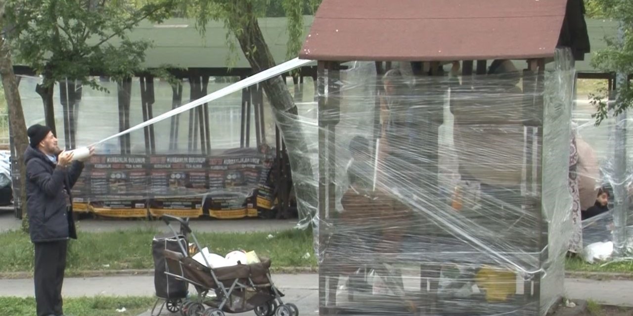 SOĞUKTAN KORUNMAK İÇİN BANKLARIN VE AĞAÇLARIN ETRAFINI STREÇ İLE KAPLADILAR