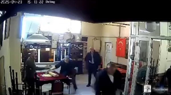 ATAŞEHİR’DE KIRAATHANEDE DEPREM PANİĞİ KAMERADA: ‘KAÇMA, DUR’