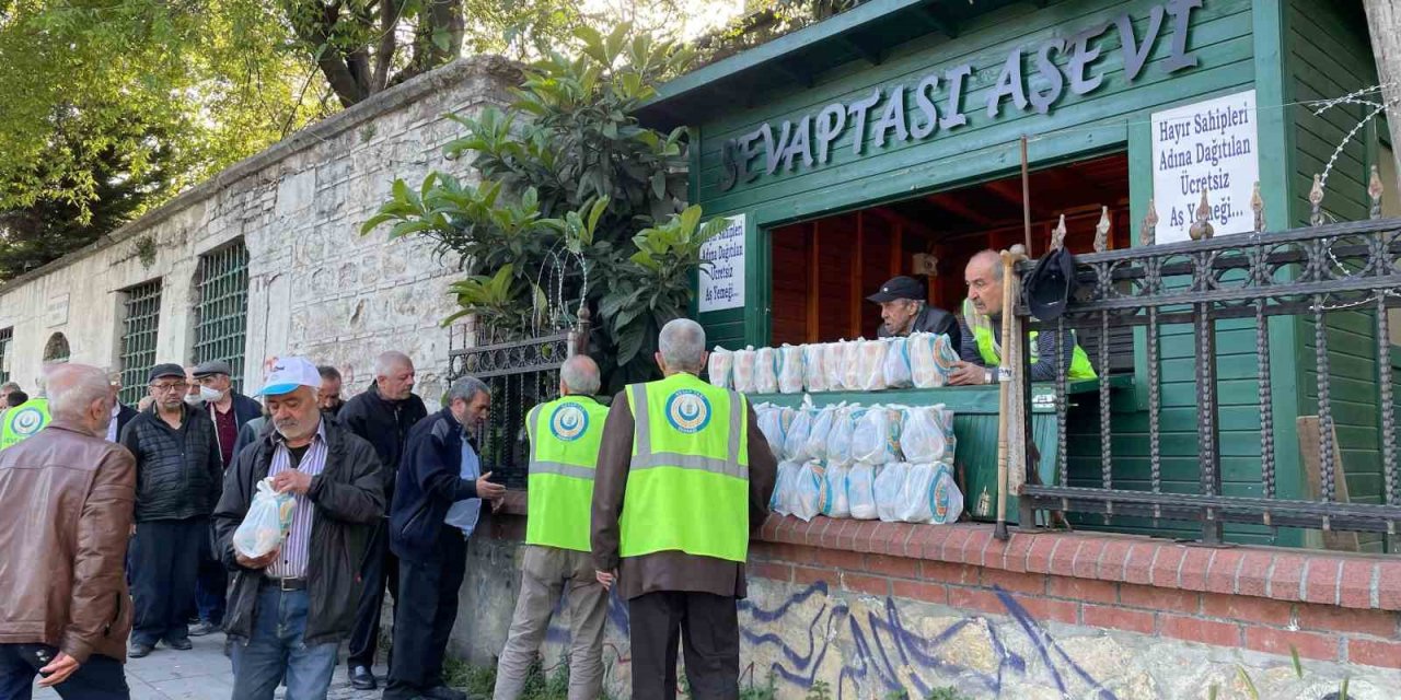 İSTANBUL TOPHANE’DE HER GÜN 250 KİŞİYE SICAK YEMEK İKRAMI