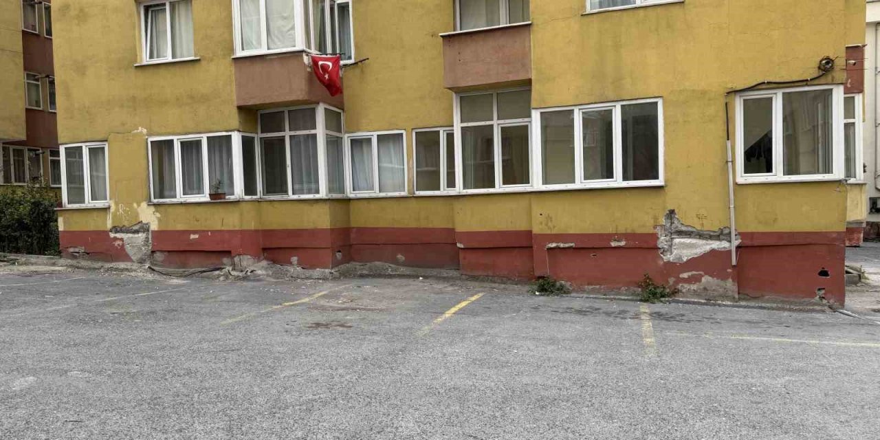 KÜÇÜKÇEKMECE’DE BULUNAN BİR SİTENİN 6.2’LİK DEPREM SONRASI GÖRÜNTÜSÜ KORKUTTU