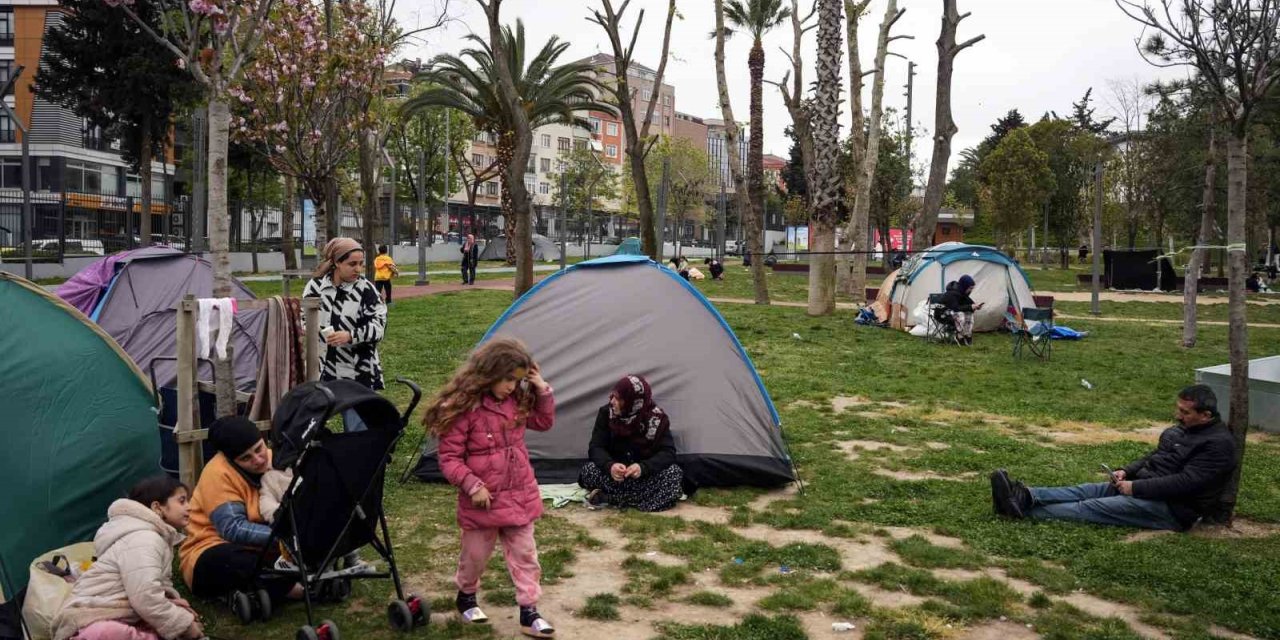 KONYA BÜYÜKŞEHİR BELEDİYESİ’NDEN PARKTA ÇADIR KURAN VATANDAŞLARA YEMEK İKRAMI