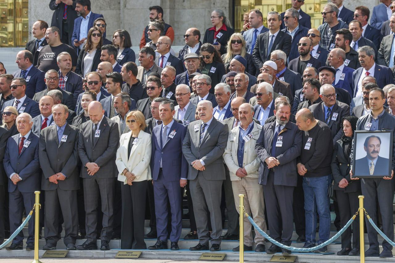 CHP Lideri Özgür Özel, Eski Milletvekilleri Turhangil ve Güner İçin TBMM’de Düzenlenen Cenaze Törenlerine Katıldı