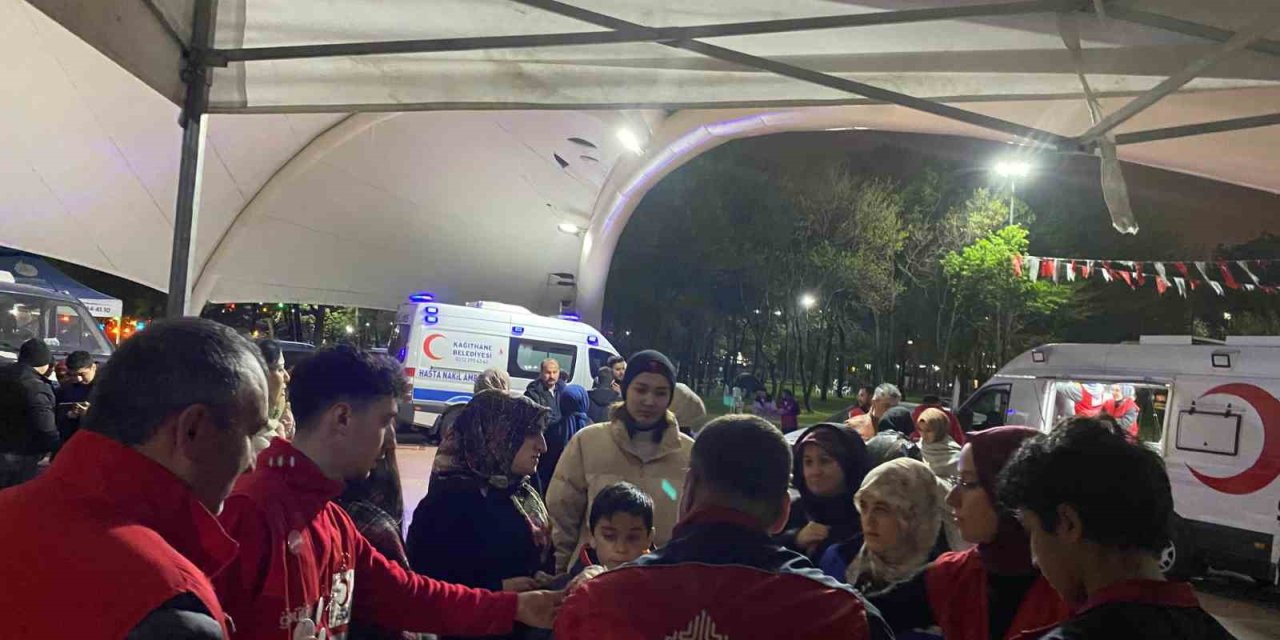 VAKIFLAR’DAN DEPREMİN ARDINDAN GECEYİ PARKTA GEÇİREN VATANDAŞLARA İKRAM