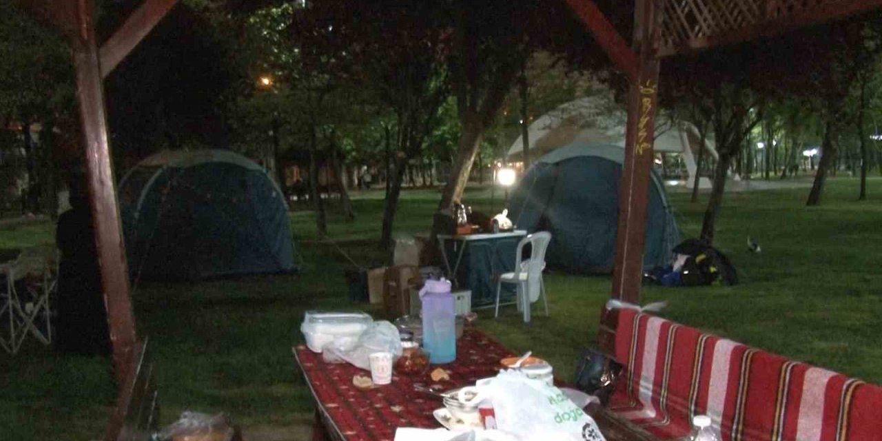 İSTANBUL’DA DEPREM SONRASI 2. GECEDE DE VATANDAŞLAR ÇADIRDA KALMAYA DEVAM EDİYOR