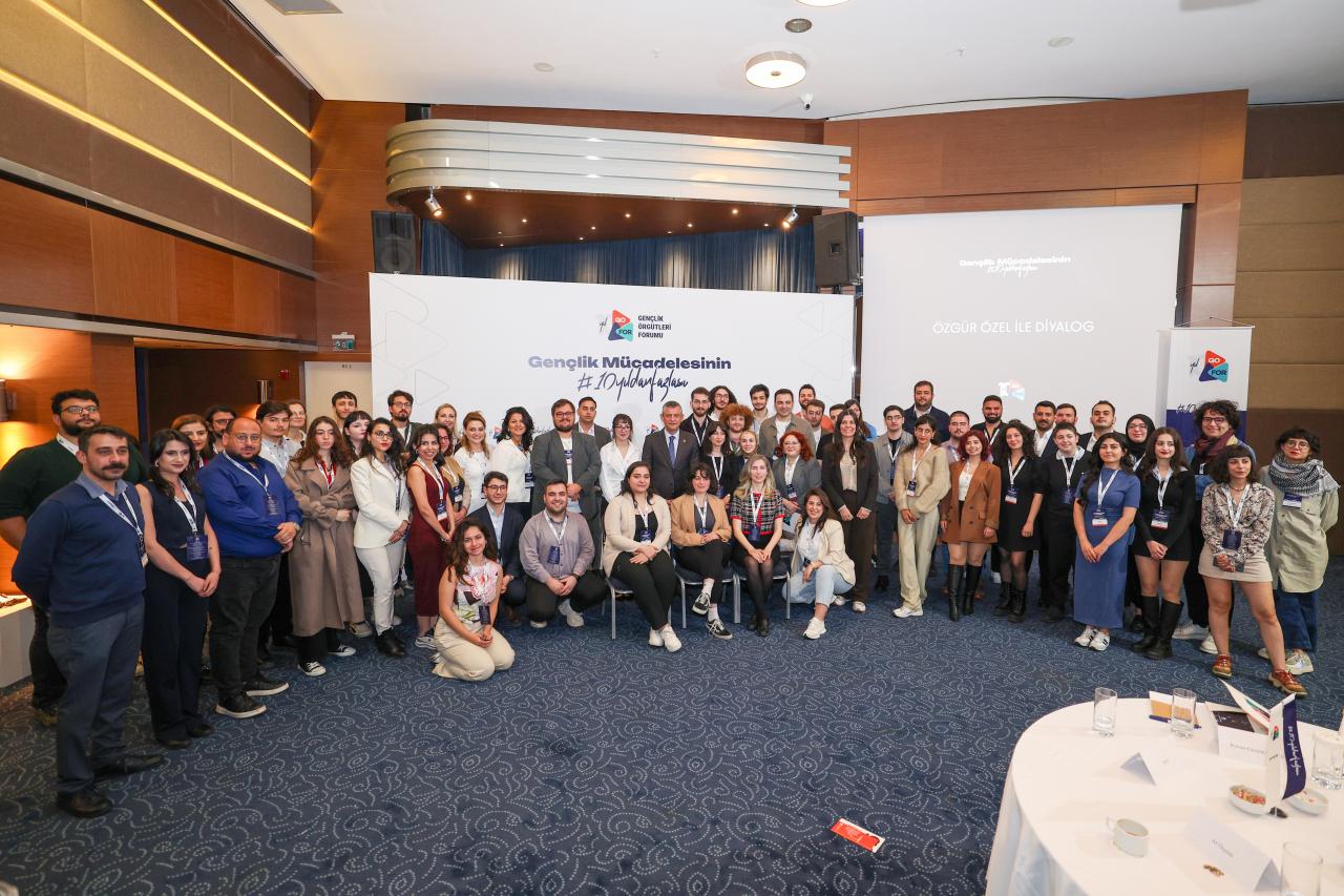 CHP Genel Başkanı Özgür Özel, Gençlik Örgütleri Forumu ile Bir Araya Geldi
