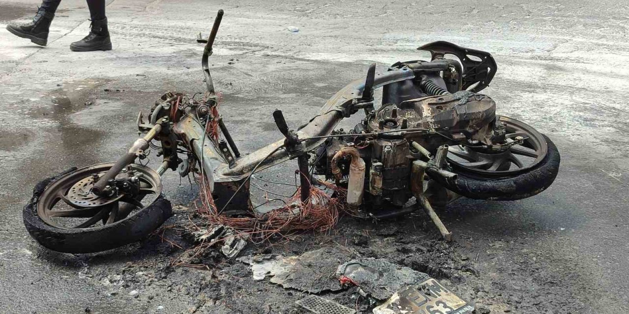 BAHÇELİEVLER’DE MOTOSİKLET ALEV ALEV YANDI