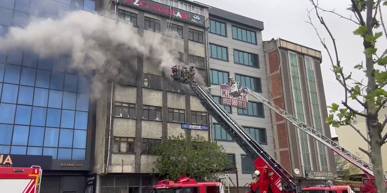 SULTANGAZİ’DE AYAKKABI İMALATHANESİNDE KORKUTAN YANGIN