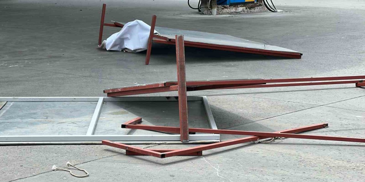 ATAŞEHİR’DE ŞİDDETLİ RÜZGARDA UÇAN PANOLAR VATANDAŞIN ÜZERİNE DÜŞTÜ