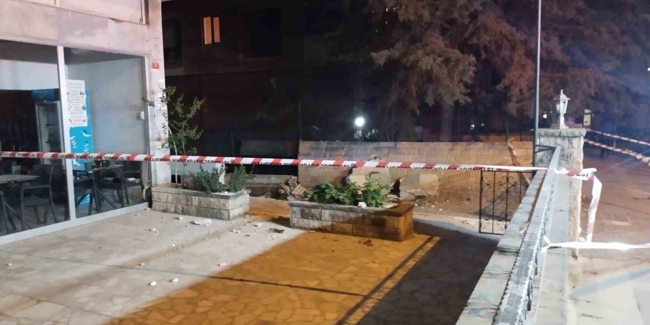 KADIKÖY’DE BALKON ÇÖKTÜ, BİNA TEDBİREN BOŞALTILDI