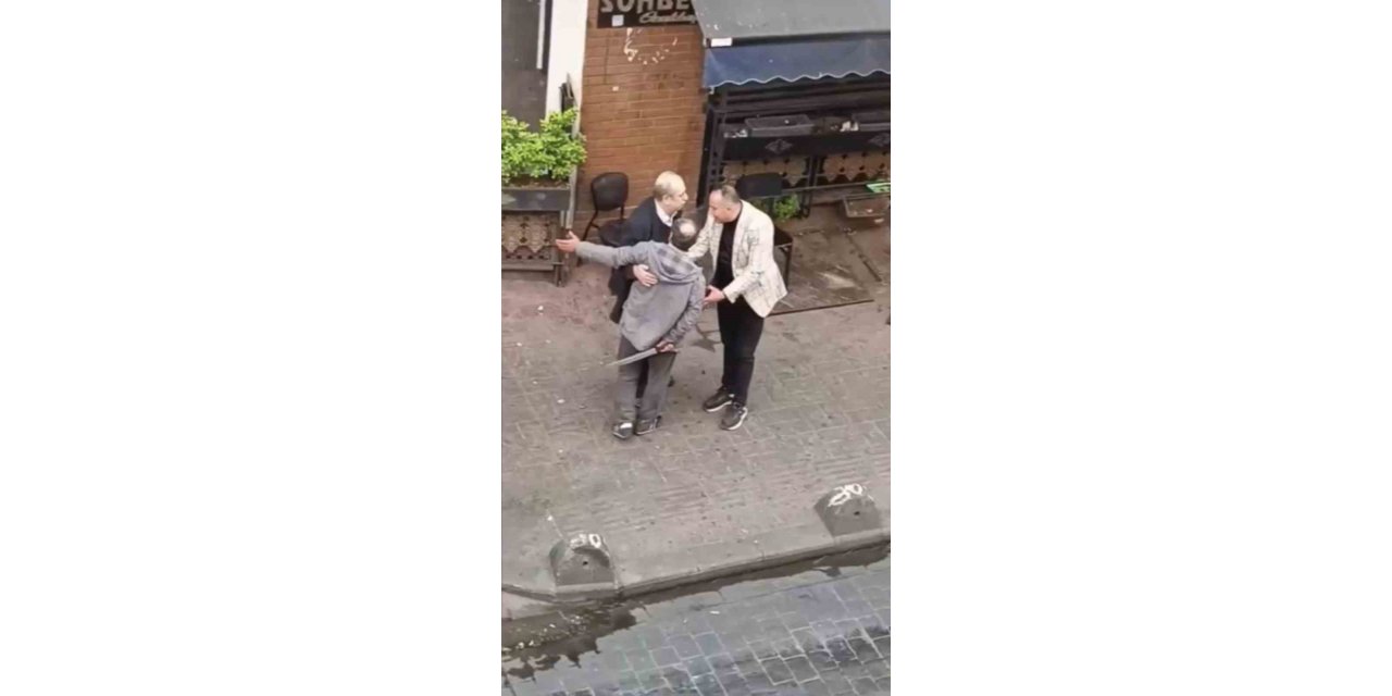 BEYOĞLU’NDA KAVGA ETTİĞİ ŞAHSI DÖNER BIÇAĞIYLA YARALAYAN SALDIRGAN KAMERADA