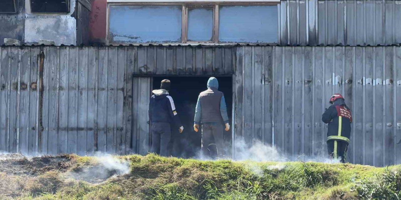 ARNAVUTKÖY’DE FABRİKA DEPOSUNDA KORKUTAN YANGIN