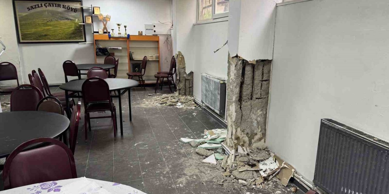 KÜÇÜKÇEKMECE’DE 6,2’LİK DEPREMDE 6 KATLI BİNANIN KOLANLARI PATLADI