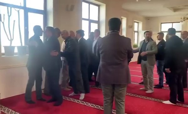 DEPREM GÜNÜ HALI SAHADA KAVGA EDEN İKİ AİLE BARIŞTIRILDI