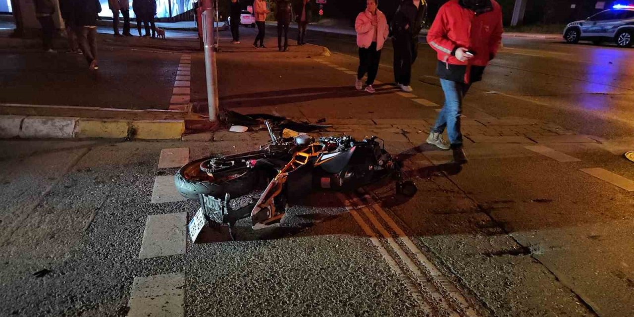 SARIYER’DE KONTROLDEN ÇIKAN MOTOSİKLET OTOMOBİLE ÇARPTI: 2 AĞIR YARALI