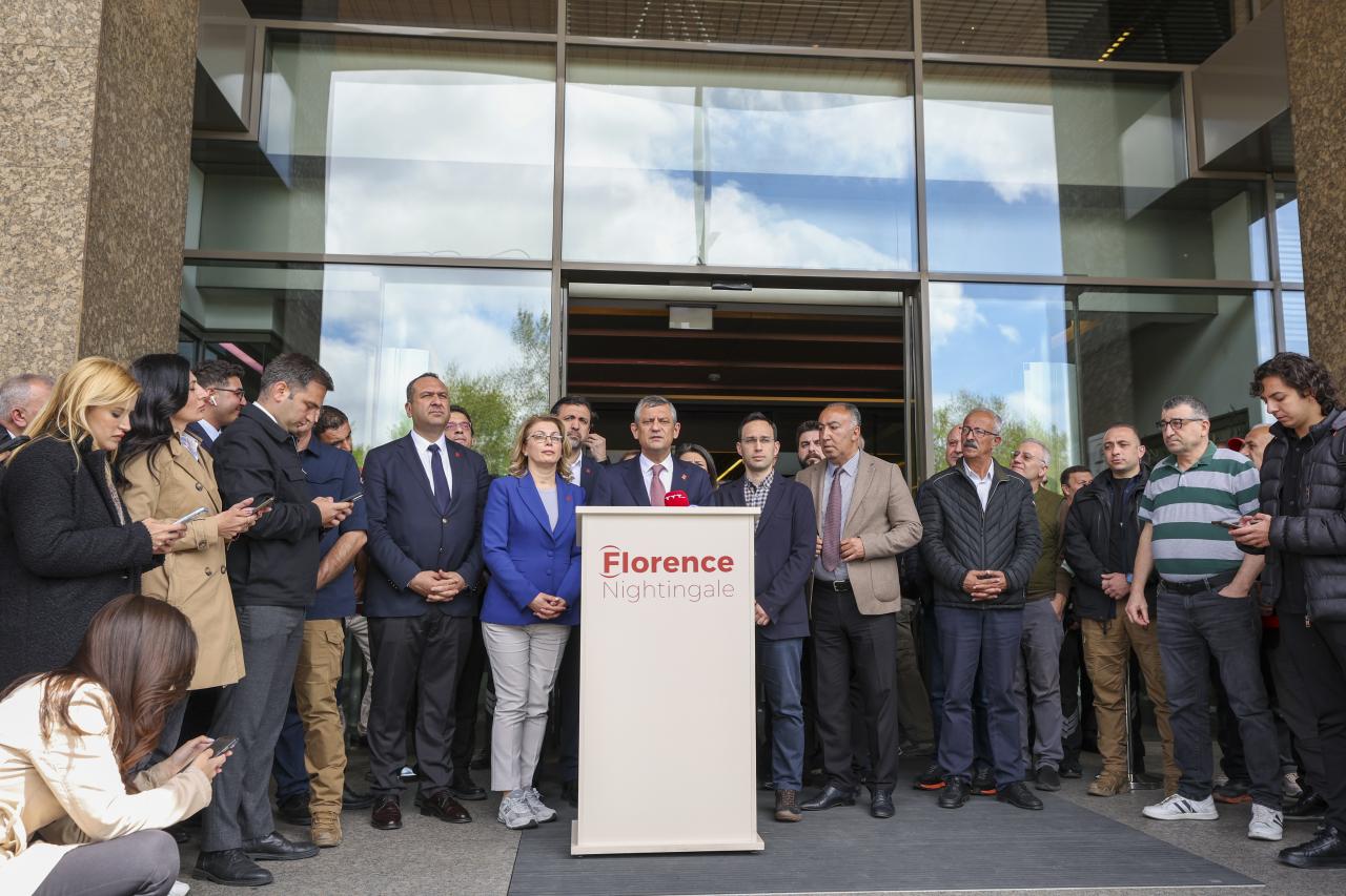 CHP Lideri Özgür Özel, TBMM Başkanvekili Sırrı Süreyya Önder’in Bulunduğu Hastaneyi Ziyaret Etti