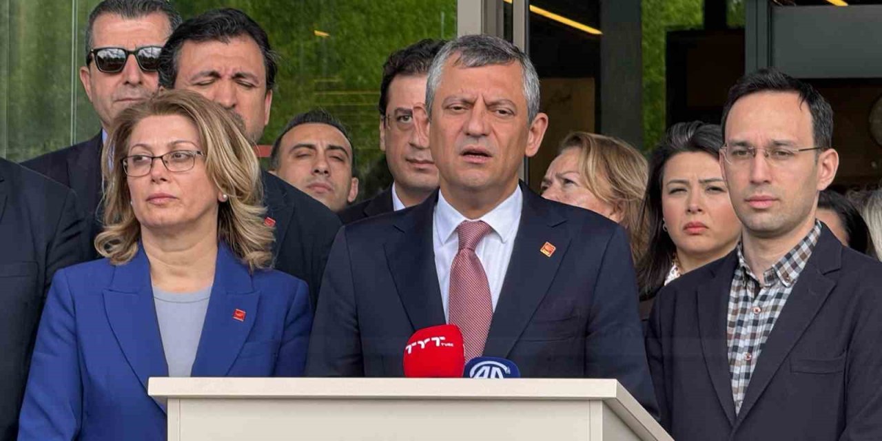 CHP GENEL BAŞKANI ÖZEL, SIRRI SÜREYYA ÖNDER’İ HASTANEDE ZİYARET ETTİ