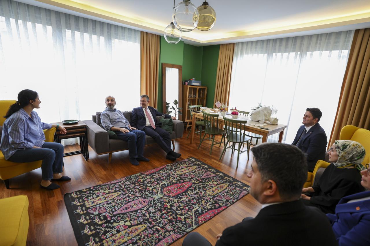 CHP Genel Başkanı Özgür Özel, İsmail Saymaz’ı Ziyaret Etti