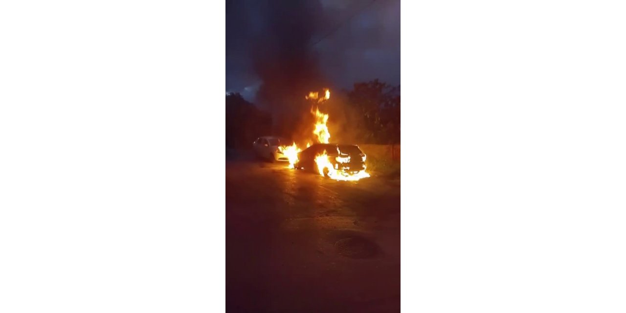 PENDİK’TE PARK HALİNDEKİ OTOMOBİL ALEV TOPUNA DÖNDÜ