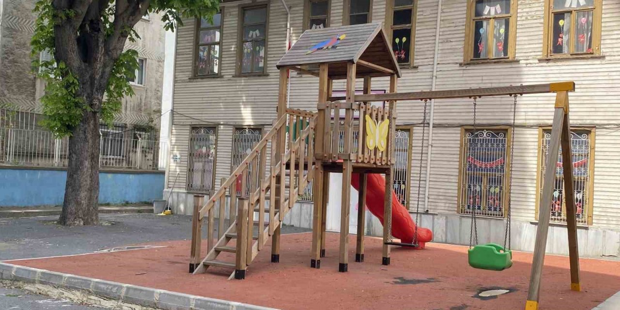 ÜSKÜDAR’DA ANAOKULU DEPREM SONRASI HASAR GÖRDÜ