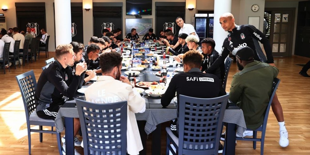 BEŞİKTAŞ BAŞKANI SERDAL ADALI, FUTBOL A TAKIMI İLE BULUŞTU