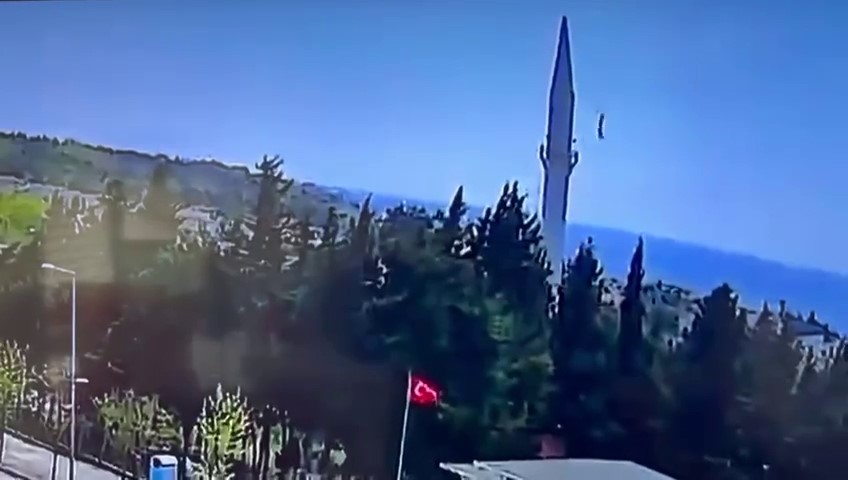 BÜYÜKÇEKMECE’DE DEPREMİN ARDINDAN CAMİNİN ALEMİNİN DÜŞTÜĞÜ ANLAR KAMERADA