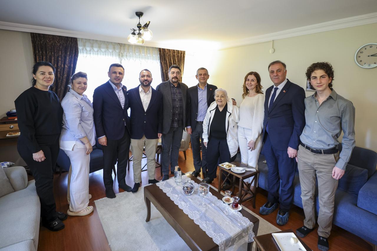 CHP Lideri Özgür Özel, İPA Başkanı Buğra Gökçe’nin Ailesini Ziyaret Etti