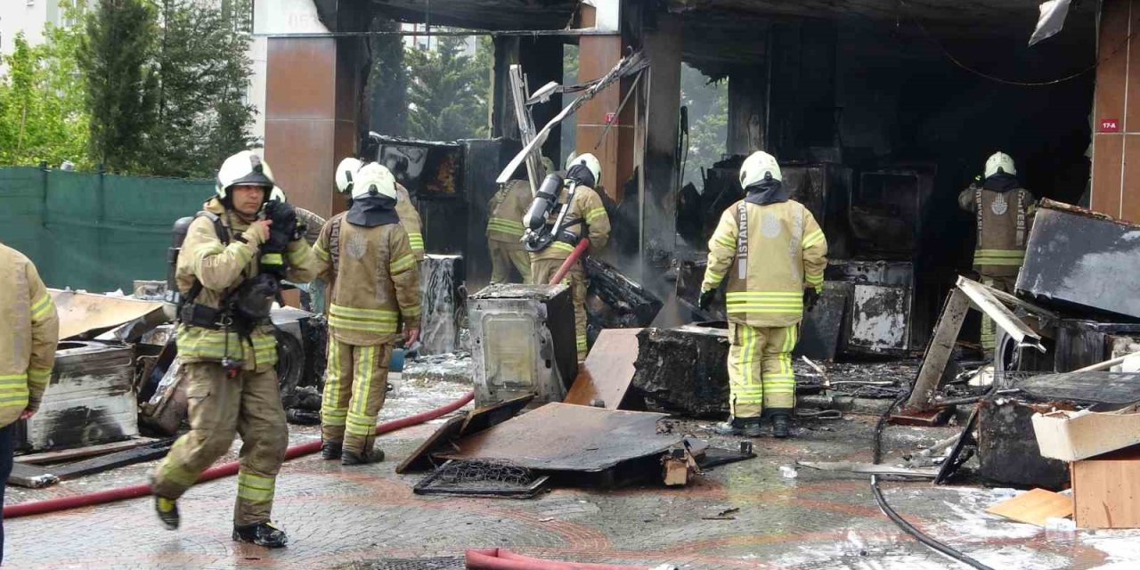 PENDİK’TE SPOTÇU MAĞAZASINDA ÇIKAN YANGIN SÖNDÜRÜLDÜ