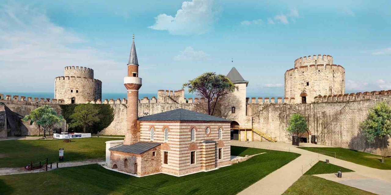 YEDİKULE HİSARI’NDA İHYA EDİLEN FATİH MESCİDİ İBADETE AÇILDI