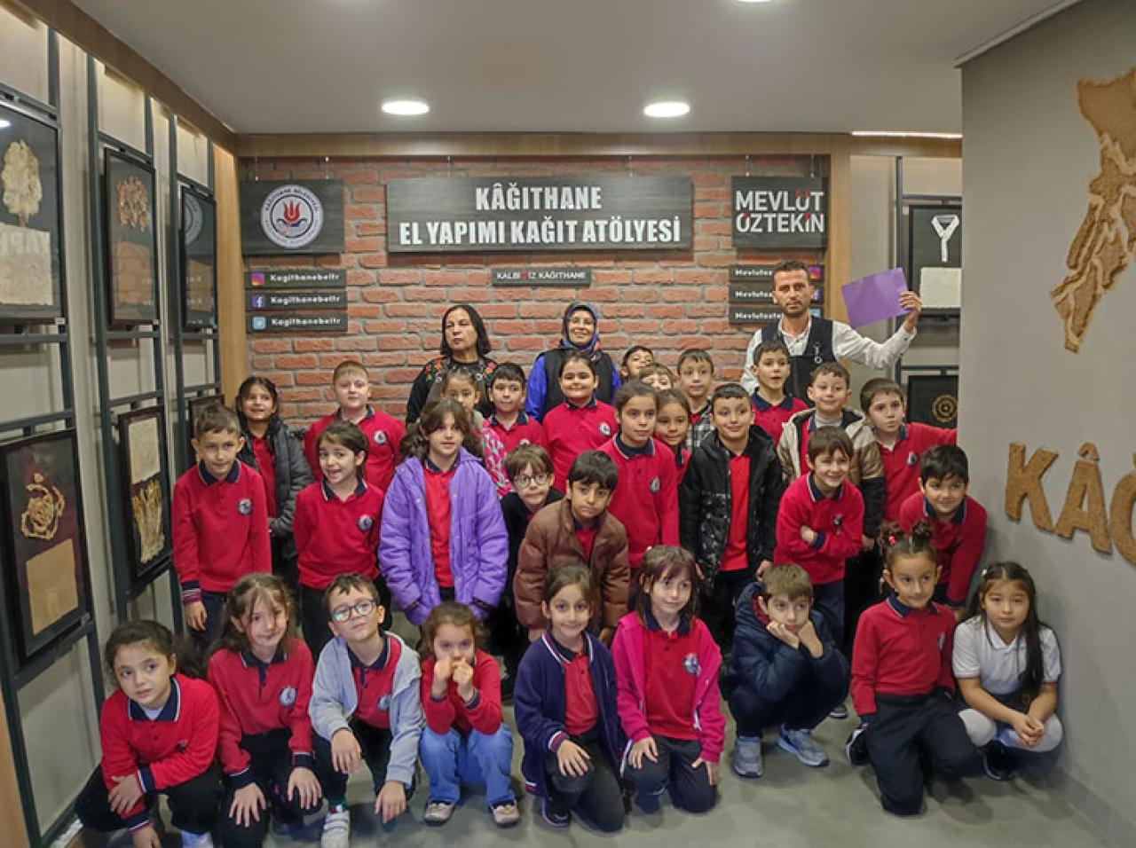 KÂĞITHANE’DE ÇOCUKLAR EL YAPIMI KÂĞITLA HEM ÖĞRENİYOR HEM ÜRETİYOR