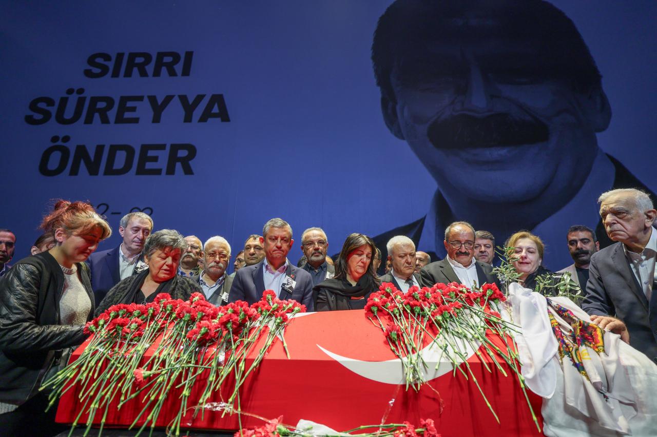 CHP Lideri Özgür Özel, Sırrı Süreyya Önder İçin İstanbul’da AKM'de Düzenlenen Törene Katıldı