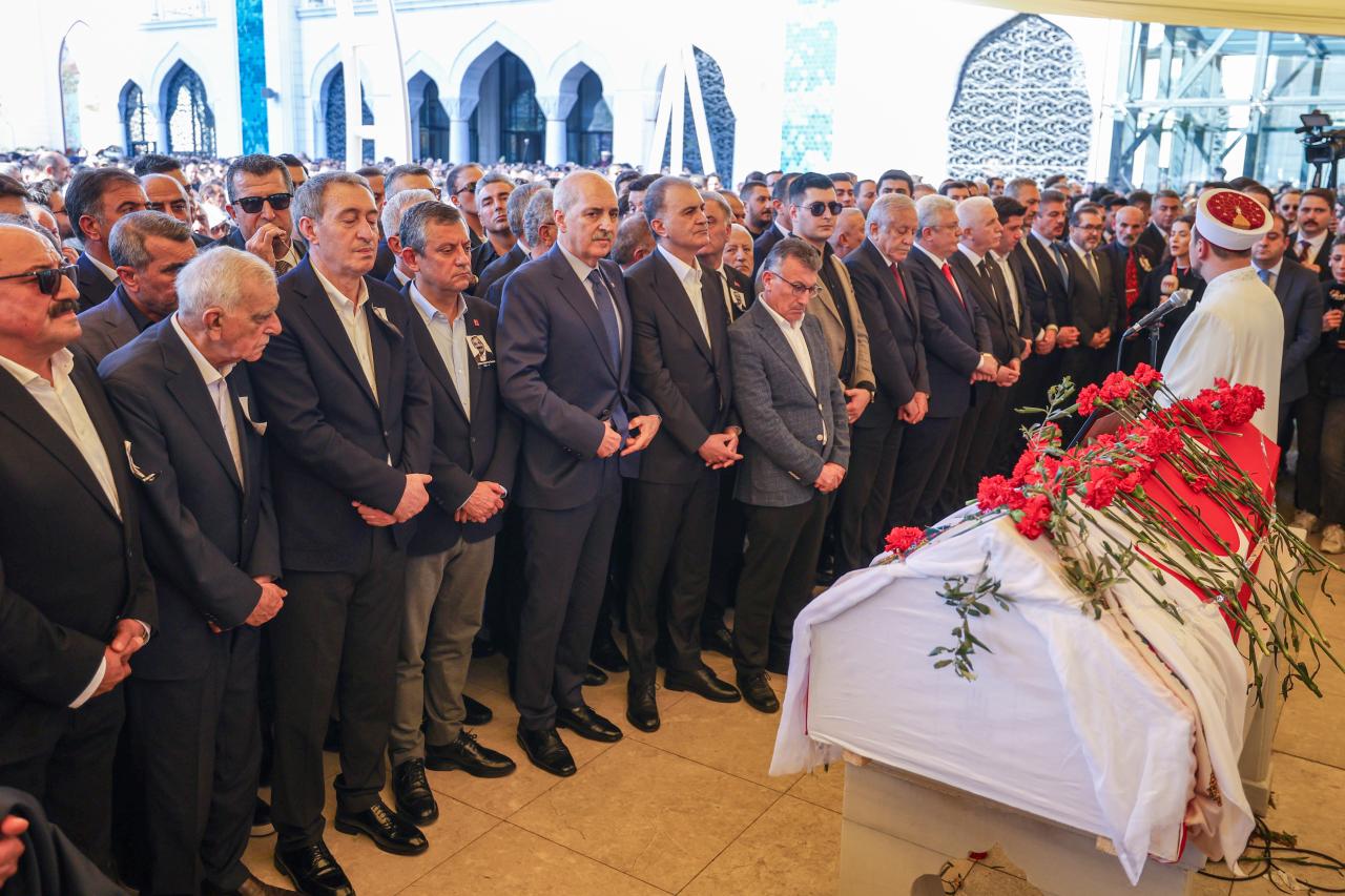 CHP Genel Başkanı Özgür Özel, Sırrı Süreyya Önder'in Cenaze Törenine Katıldı